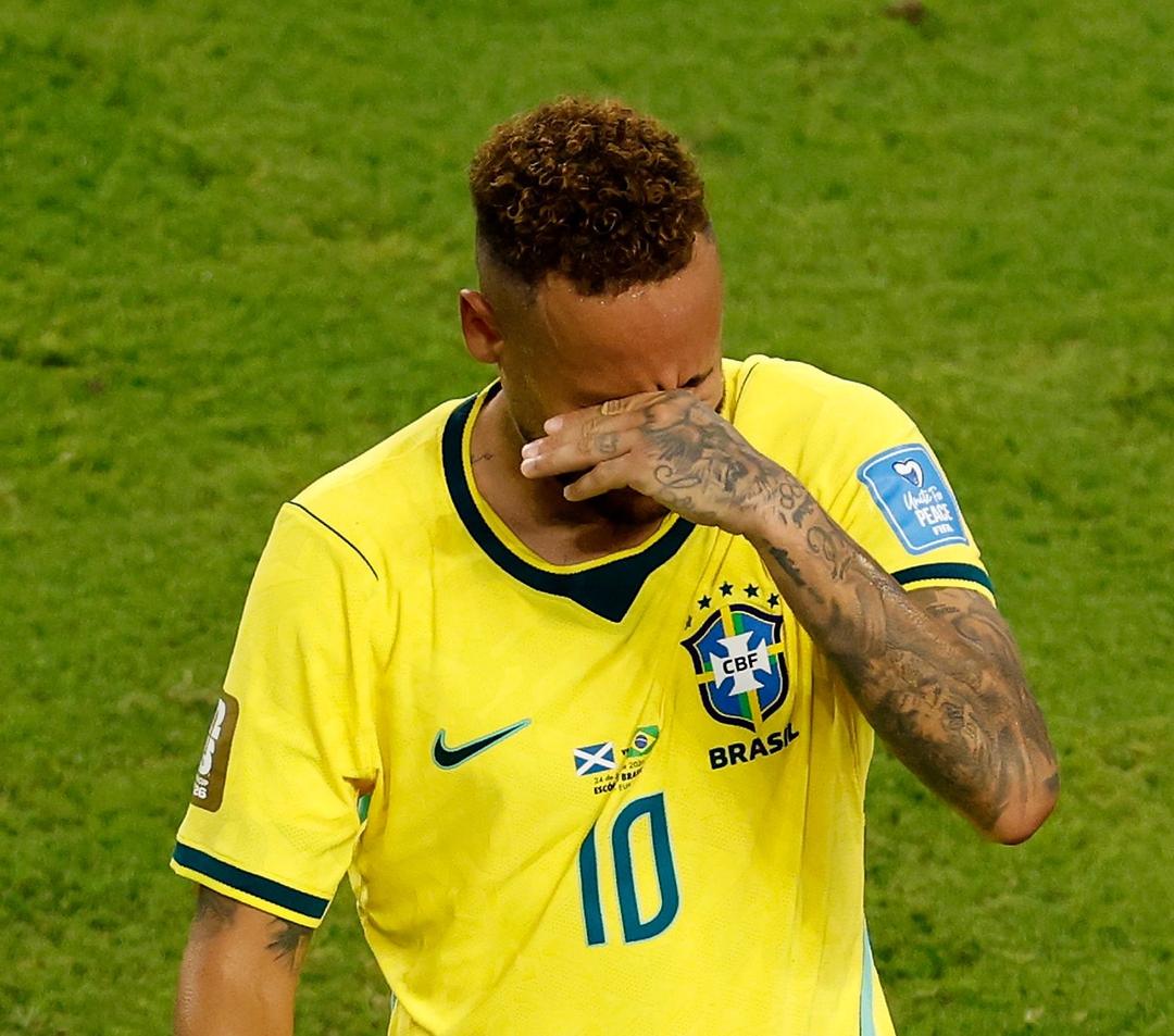 Neymar Jr broke down in tears at full time.
981 days after his last time, back with the Seleção. His dream is reality. 💛💚