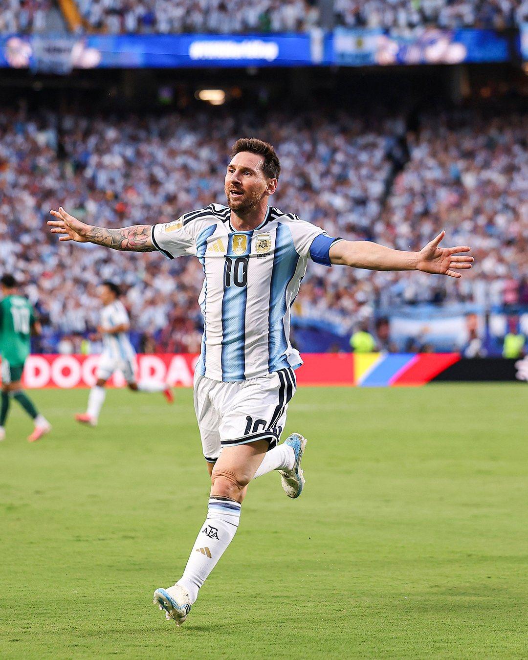 ๐ฅ๐ฆ๐ท Lionel Messi breaks another record as he becomes the FIRST PLAYER EVER to score in 7 consecutive World Cup games.
Perfect free kick. ๐จ