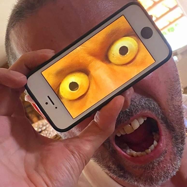 POV: you opened one Solana memecoin chart… and now every candle is watching you. 👀📱 GAROFE & CO. mode activated.