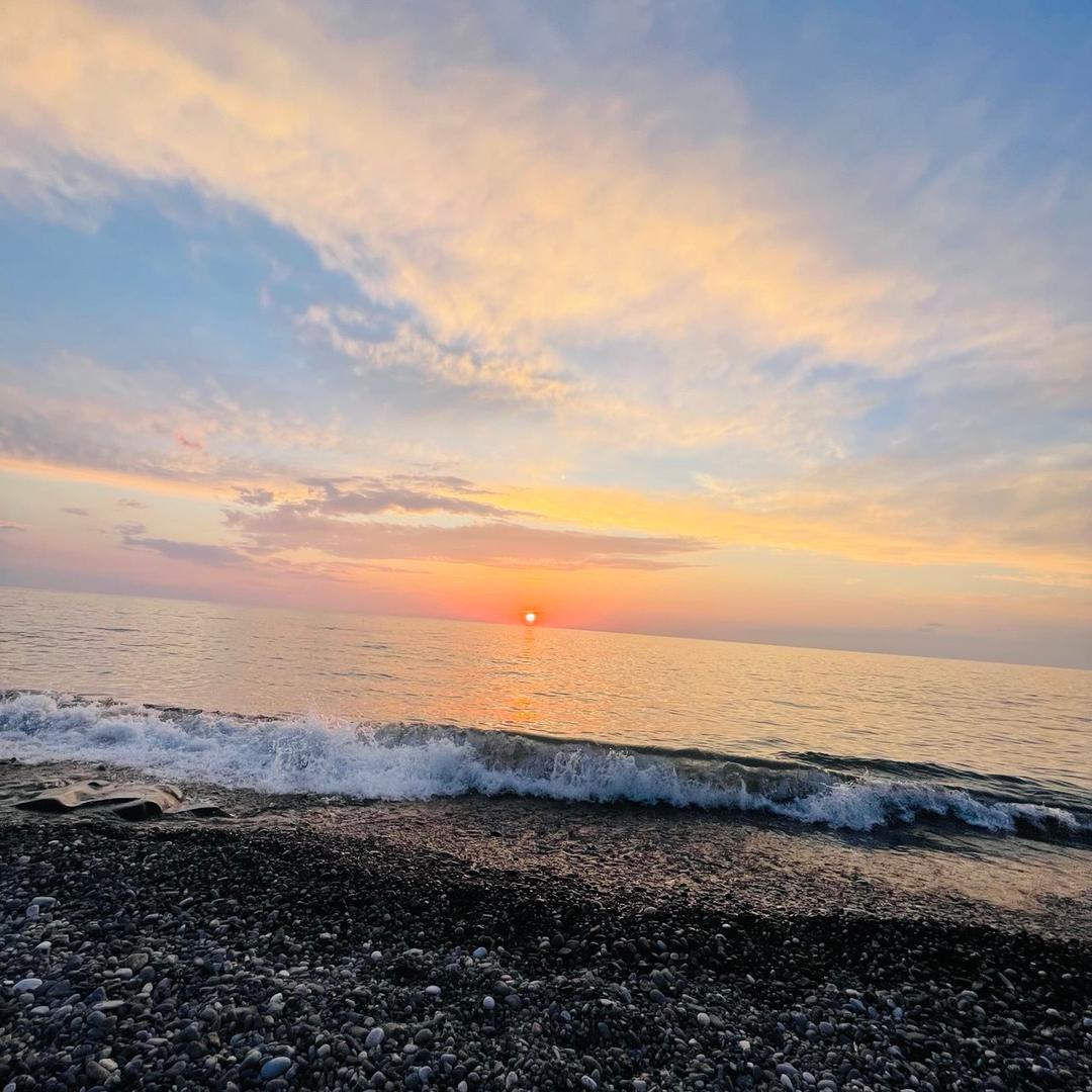 ✔️ Not all memories need words. Just the soft colors of the sunset over the Black Sea and the sound of waves washing over the pebbles. This evening view is the perfect pause in the daily rush, fully deserving its spot in the book of memories.