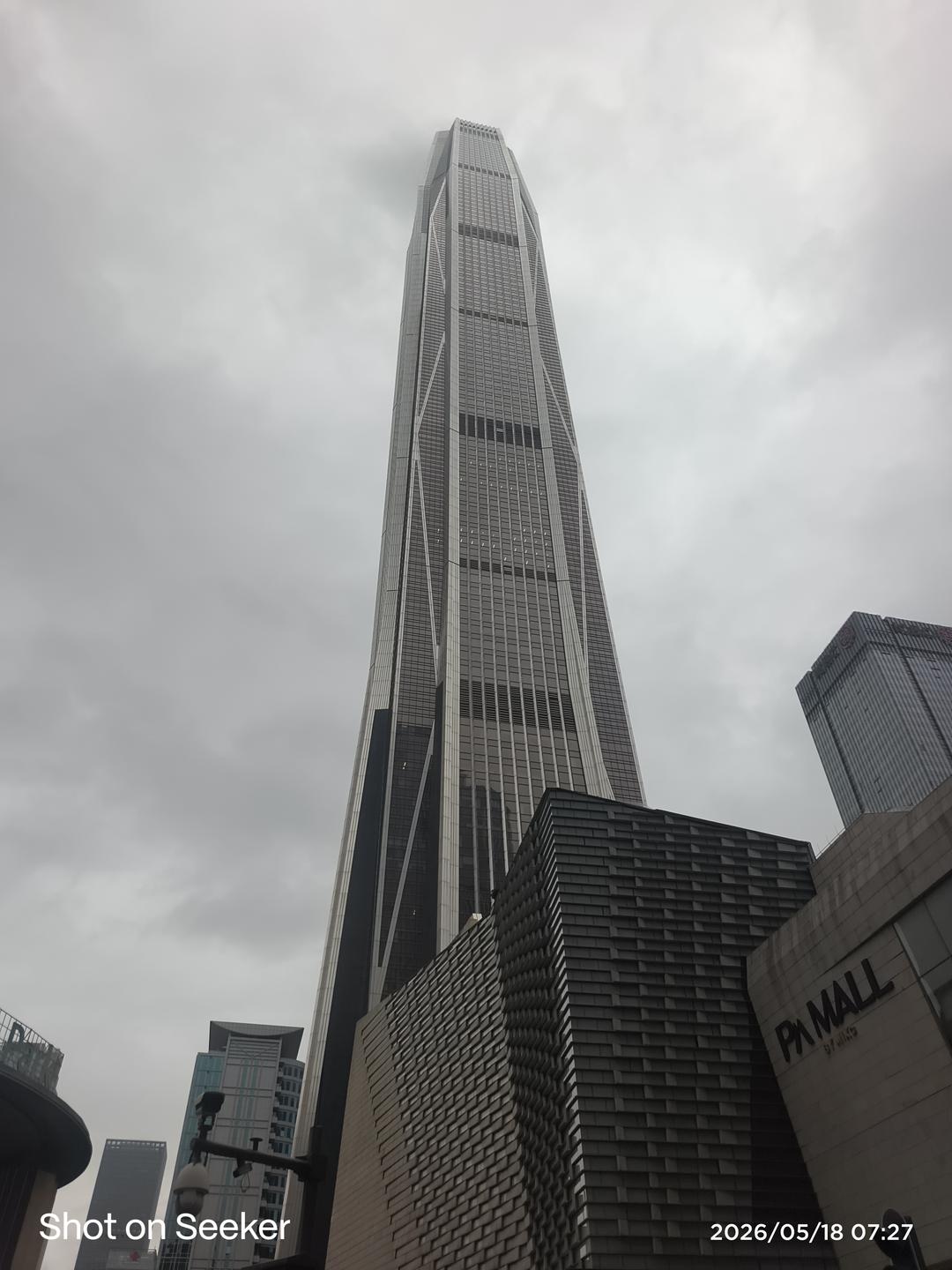 The Shenzhen Ping'an Finance Center Tower has a total height of 599.1 meters, making it the tallest skyscraper in Shenzhen. The core tube structure of the building reaches 555.6 meters in height, with 118 floors above ground and 5 floors below.