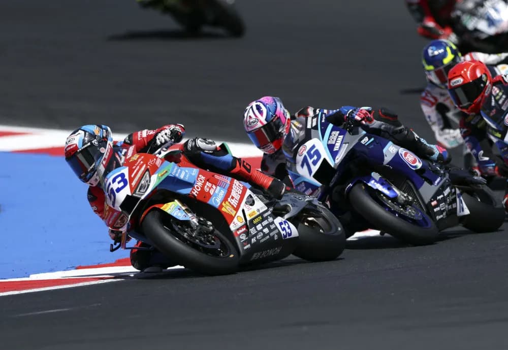 当地时间6月13日,2026世界超级摩托车锦标赛(WSBK)艾米利亚-罗马涅站WorldSSP组别第一回合正赛在意大利米萨诺阿德里亚蒂科举行。
张雪机车车队法国车手瓦伦丁·德比斯获得冠军,为车队斩获本赛季第六座分站冠军奖杯。