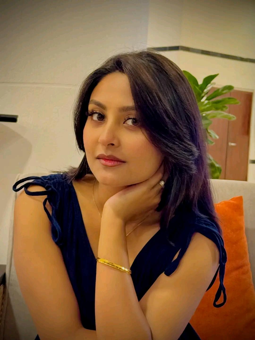 যখন নিজেকে আবেগী মায়া মনে হয়।হাসিটা কেমন লাগে তোমার গো? (2 of 4)