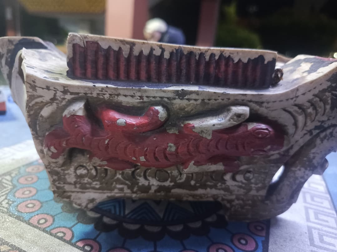 Cigarette ash tray featuring stunning lizard ornamentation