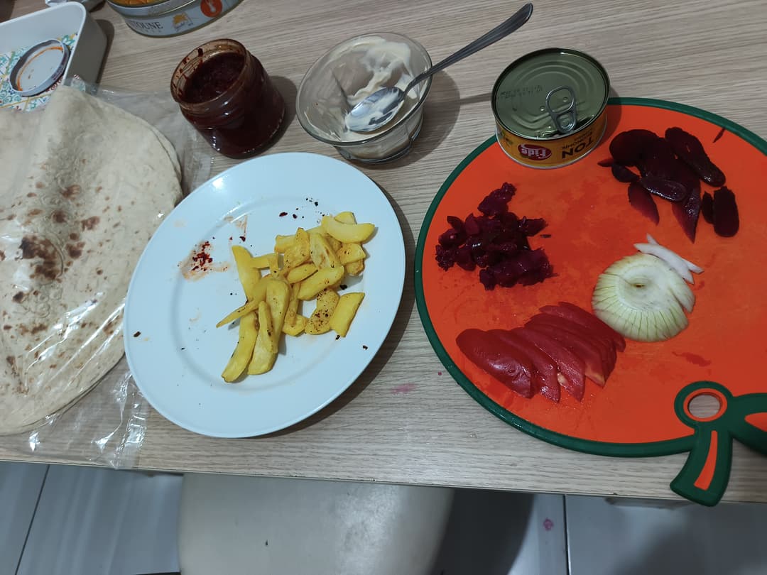 😎🔪 Tuna, french fries, onion, tomato, cornichons, red pepper paste, and a touch of tahini, wrapped in lavash bread. 🔪😎

#food #beverages #meal #dish #vegetable  #snack #breakfast #lunch #dinner #dessert #meat #fish #chicken #barbecue #butcher #livestockfarming #animal  #photography #scenery #beautiful #viral #nature #beauty #love #cute (2 of 2)