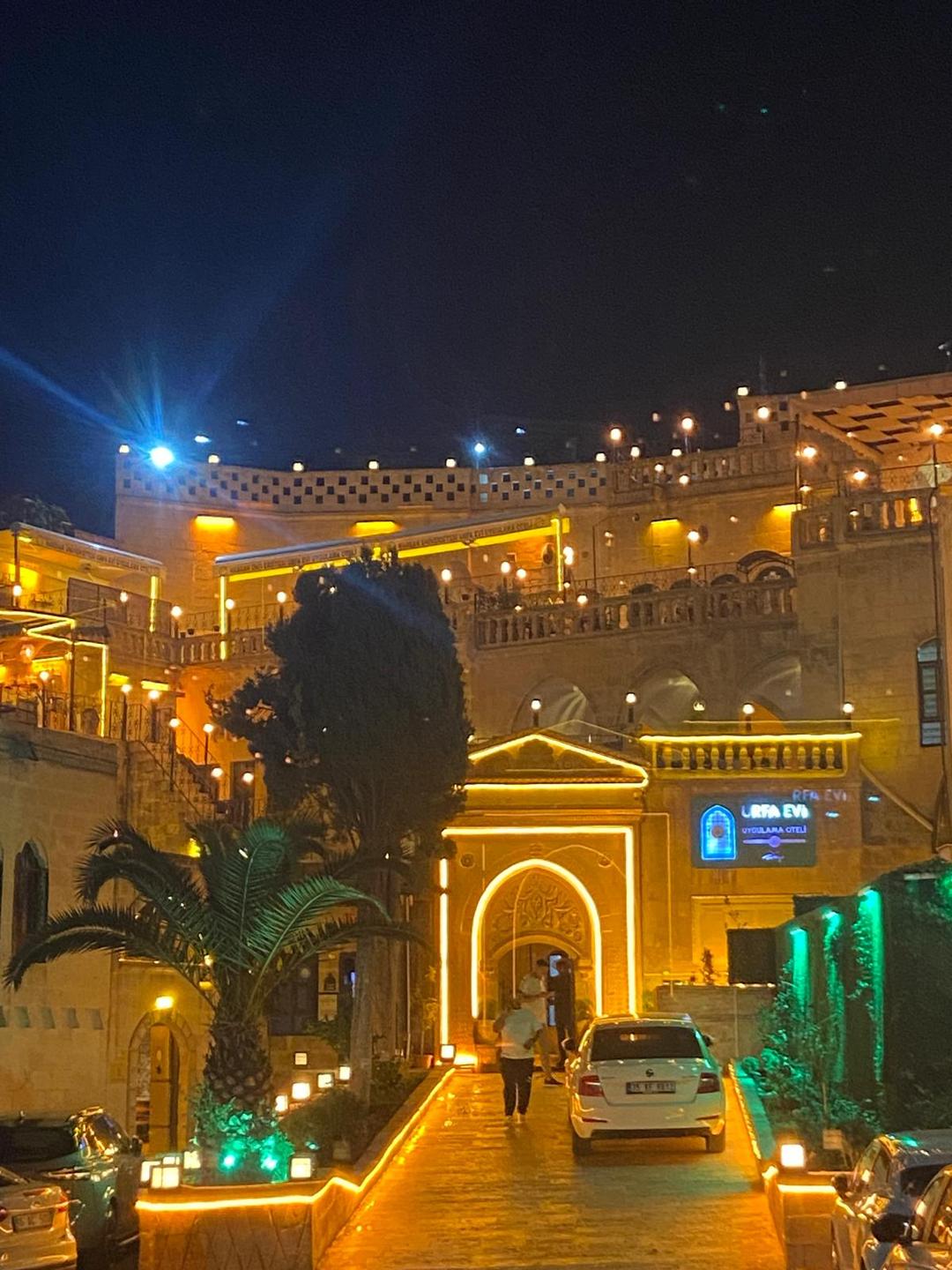😎😎 The legend surrounding this city is extraordinary; it is a well-established fact that no fewer than twelve prophets—including Abraham, Job, Jesus, Adam, Moses, Jacob, and Joseph—set foot here. This city is Şanlıurfa, one of the oldest cities in the world. 😎😎
The most significant site revealing the region's history is the Göbeklitepe archaeological area, located near the city. Dating back approximately 12,000 years (to around 10,000 BC), this structure is recognized as the world's oldest known temple site and religious complex.