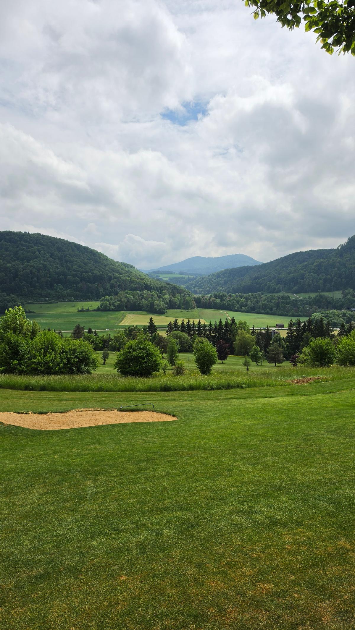 My swing? Mid. ๐๏ธโโ๏ธ
The view at Golf Club Frick? Absolute alpha. ๐จ๐ญ๐๏ธ
(Hit the tip button if you want to fund my golf lessons) ๐
