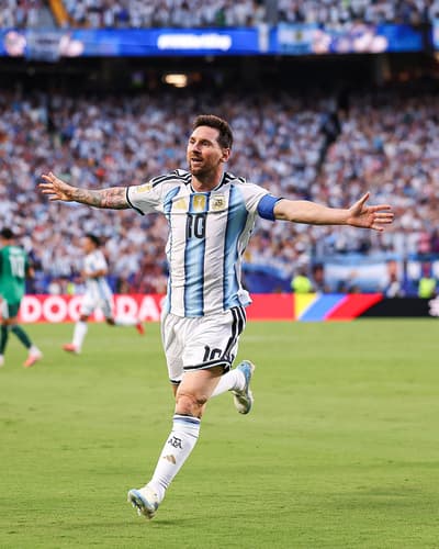 💥🇦🇷 Lionel Messi breaks another record as he becomes the FIRST PLAYER EVER to score in 7 consecutive World Cup games.

Perfect free kick. 🎨