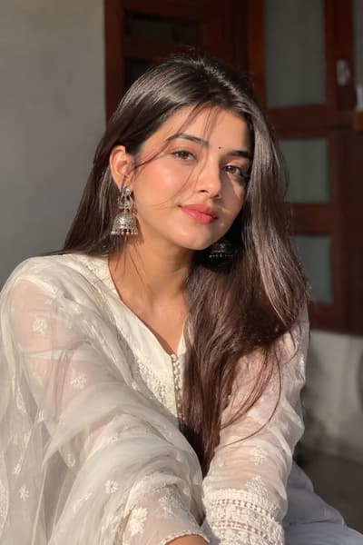 Beauty that catches your eyes, confidence that stays on your mind. ✨🌸
