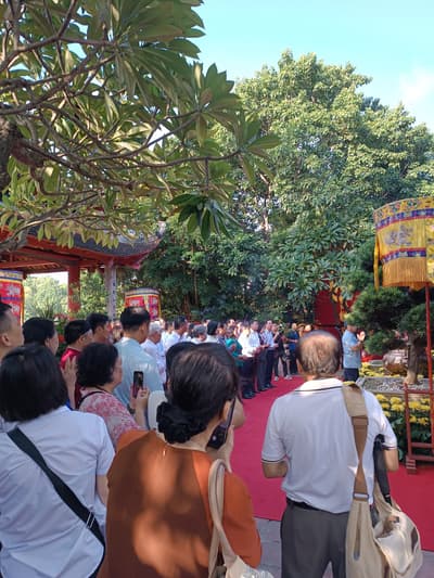 Hôm nay giỗ Đức thánh Trần, mình đi sớm nên gặp đoàn của chính phủ
