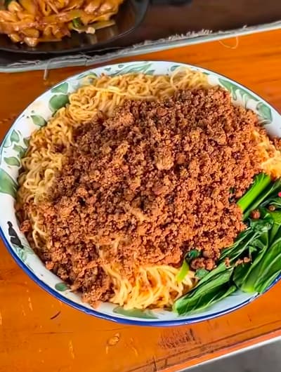 This is chicken noodles... 🍜 nyam nyam