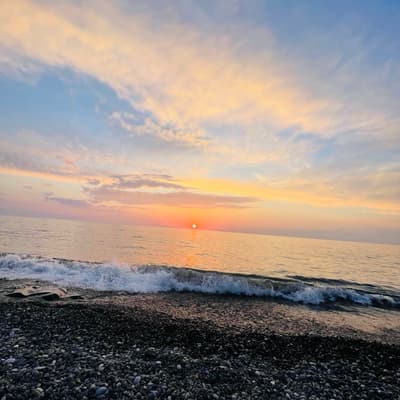 ✔️ Not all memories need words. Just the soft colors of the sunset over the Black Sea and the sound of waves washing over the pebbles. This evening view is the perfect pause in the daily rush, fully deserving its spot in the book of memories.