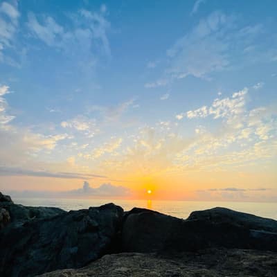 ✔️The sun slowly sinks below the horizon, casting a soft golden glow over the endless sea and light, feathery clouds. The majestic dark rocks in the foreground create a secluded atmosphere, allowing you to endlessly enjoy the quiet romance of the fading day.