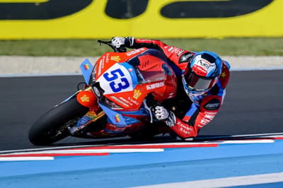 北京时间5月16日，世界超级摩托车锦标赛（WSBK）捷克站WorldSSP组别正赛首回合打响。比赛中，张雪机车车手德比斯从比赛中段上到头名领跑，随后他成功守住领先位置，斩获本回合赛事冠军，收获本赛季第四冠。