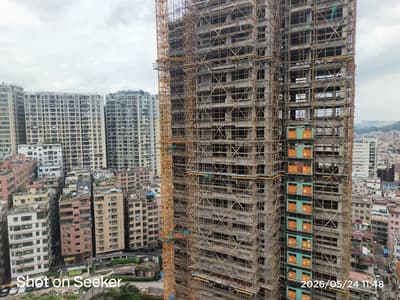 至从恒大爆雷，中国楼市彻底崩盘，除了央国企还能硬撑外，大部分地产商都跟着资金链断烈，政府出策救市也无济于事，到处都是这种修建了一半而停工的烂尾楼！