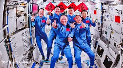 中国神舟二十三号载人飞船入轨后，于5月25日2时45分，成功对接于空间站天和核心舱径向端口，整个对接过程历时约3.5小时。5时13分，在轨执行任务的神舟二十一号航天员乘组打开“家门”，欢迎远道而来的神舟二十三号航天员乘组入驻中国空间站，这是中国航天史上第8次“太空会师”，也是“天宫”首次有来自香港的航天员进驻。随后，两个航天员乘组拍下“全家福”，共同向牵挂他们的全国人民报平安。