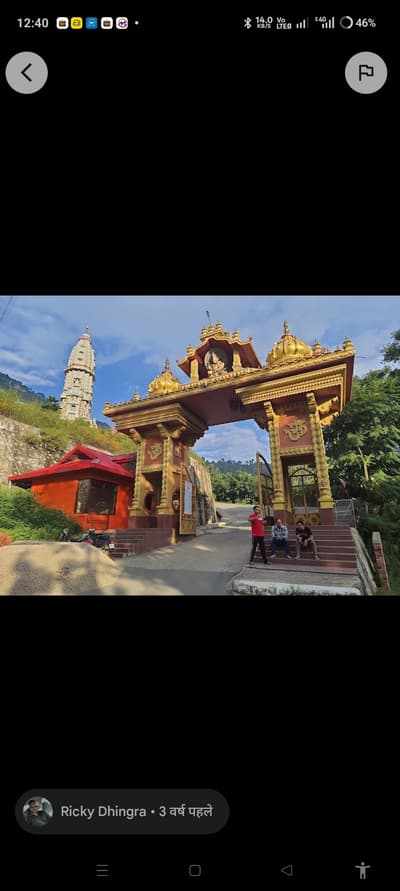 Koi bataye kis mandir ka gate hai