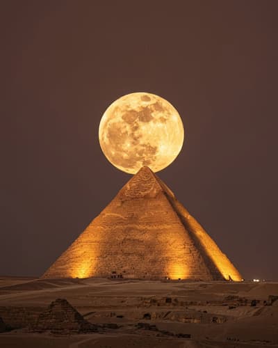Moon above pyramid of Giza 🌕