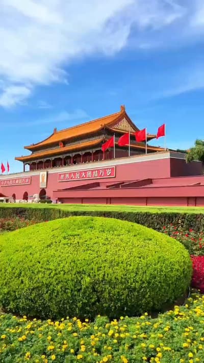 蓝天下的红墙碧瓦，百看不厌的古都风华。北京，你好。