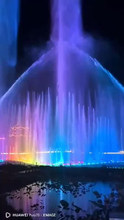 水影光芒，如梦似幻。今夜的风与灯光，皆是浪漫。✨🎆