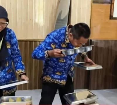 What are the duties of teachers in your country?
In Indonesia, the teacher's job is to sniff food, not teach.