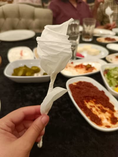 Peçeteden gül yapımı... Bir düğünde  tanımadığım birisinden hediye aldık...