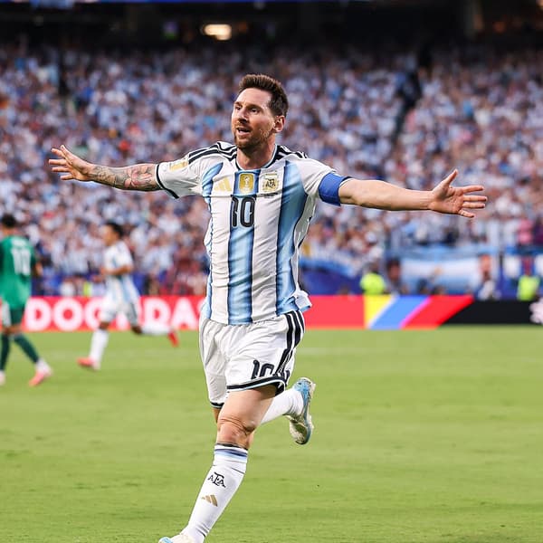 💥🇦🇷 Lionel Messi breaks another record as he becomes the FIRST PLAYER EVER to score in 7 consecutive World Cup games.

Perfect free kick. 🎨